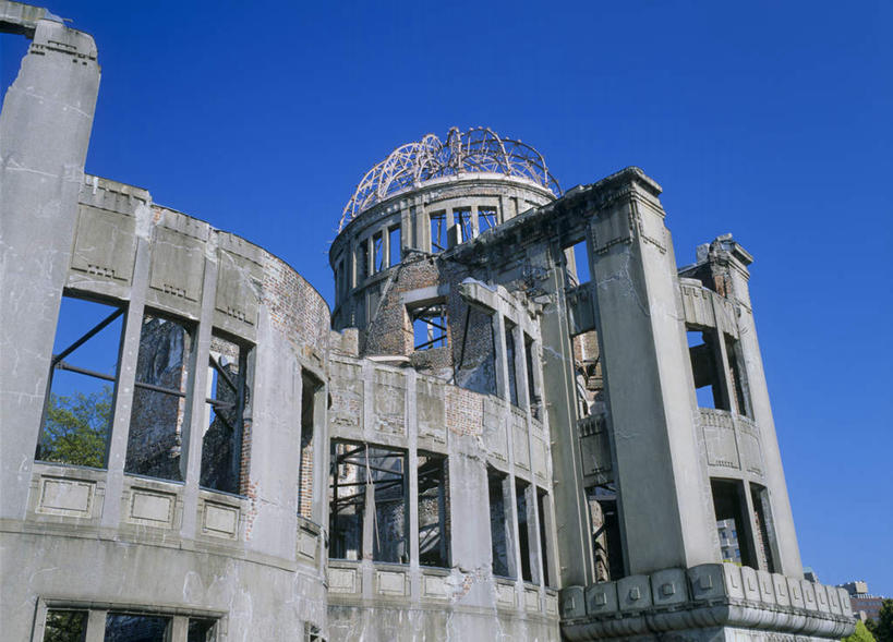 无人,公园,家,栏杆,横图,室外,白天,仰视,旅游,度假,名胜古迹,地标,广岛县,日本,亚洲,阴影,遗迹,光线,影子,栅栏,房屋,屋子,篱笆,围栏,古迹,文物,娱乐,古建筑,护栏,楼房,住宅,蓝色,蓝天,天空,阳光,天,享受,休闲,旅游胜地,放松,古文明,东亚,本州,本州岛,日本国,广岛和平纪念公园,広岛,彩图,低角度拍摄,房子,标志性建筑