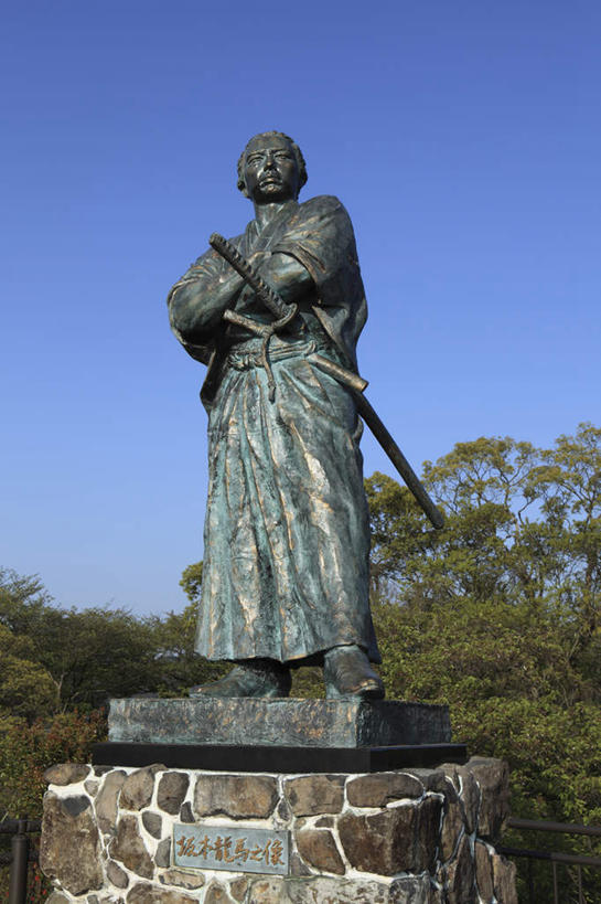 东方人,一个人,站,双手交叉,竖图,室外,白天,仰视,旅游,度假,植物,雕塑,长崎,日本,亚洲,仅一个男性,仅一个人,戴,日本文化,雕刻,雕像,黄种人,娱乐,树,树木,仅一个年轻男性,蓝色,绿色,蓝天,天空,自然,天,站着,享受,休闲,放松,生长,成长,双手抱胸,剑,武士,东亚,日本国,长崎县,九州本岛,九州,九州岛,九州地方,坂本龙马之像,坂本龙马,男人,男性,年轻男性,亚洲人,站立,彩图,低角度拍摄,全身