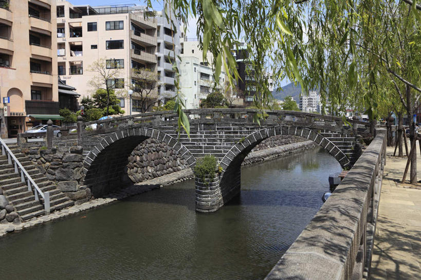 无人,家,栏杆,横图,室外,白天,正面,旅游,度假,河流,石头,水,植物,楼梯,柏树,柳树,长崎,日本,亚洲,阴影,光线,石子,影子,房屋,阶梯,屋子,河水,水流,围栏,桥,娱乐,石桥,护栏,楼房,拱桥,台阶,住宅,栈桥,树,树木,绿色,阳光,自然,享受,休闲,放松,拱形,生长,成长,人行桥,石拱桥,东亚,日本国,眼镜桥,长崎县,九州本岛,九州,九州岛,九州地方,石块,彩图,房子