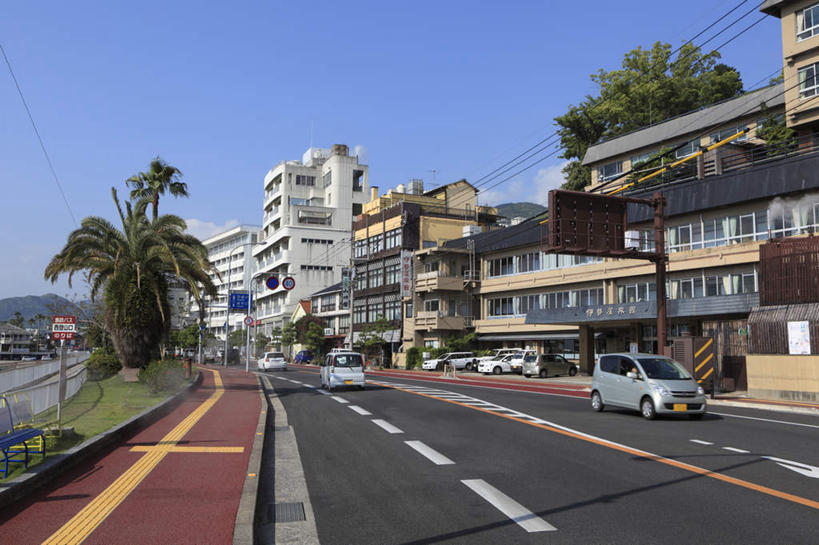 无人,家,横图,室外,白天,正面,旅游,度假,植物,道路,路,公路,汽车,长崎,日本,亚洲,房屋,屋子,分界线,停车线,交通,娱乐,楼房,住宅,车,树,树木,蓝色,绿色,蓝天,天空,自然,交通工具,轿车,天,行驶,享受,休闲,放松,生长,成长,车行道,车行道分界线,标线,东亚,日本国,长崎县,九州本岛,九州,九州岛,九州地方,马路,彩图,房子