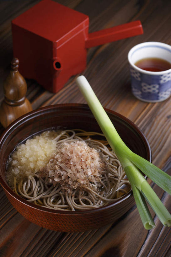 面食,面条,无人,餐厅,竖图,俯视,室内,特写,白天,烹饪,餐桌,桌子,蔬菜,杯子,新鲜,葱,青葱,面,日本料理,料理,食品,陶瓷制品,调味品,调味料,菜肴,美食,食物,日式料理,日式,荞麦面,佳肴,有机食品,绿色食品,餐台,彩图,高角度拍摄,餐馆,饭店,饭馆