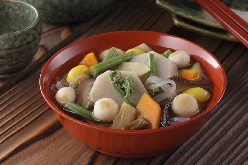 清酒,无人,餐厅,横图,俯视,室内,特写,白天,烹饪,餐桌,筷子,桌子,萝卜,胡萝卜,蔬菜,杯子,切开,新鲜,勺子,日本料理,料理,食品,丸子,半个,蕨菜,文化,传统,火锅,菜肴,美食,鱼丸,酒,食物,绿色,酒杯,调羹,汤匙,碗,日式料理,切,一半,日式,佳肴,有机食品,绿色食品,餐台,清酒杯,礼节,礼仪,剖面,切面,红萝卜,甘荀,彩图,高角度拍摄,餐馆,饭店,饭馆