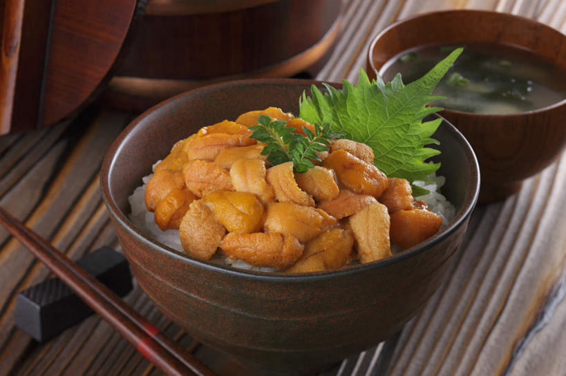 米饭,无人,餐厅,横图,俯视,室内,特写,白天,烹饪,餐桌,筷子,桌子,餐具,叶子,装饰,汤,日本料理,料理,食品,绿叶,筷架,饭,鱼籽,筷枕,文化,传统,菜肴,美食,食物,黄色,碗,日式料理,日式,嫩叶,佳肴,餐台,礼节,筷子架,礼仪,味噌汤,叶,叶片,进餐用具,烹调用具,彩图,高角度拍摄,餐馆,饭店,饭馆