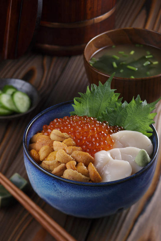 生鱼片,无人,餐厅,竖图,俯视,室内,特写,白天,烹饪,餐桌,筷子,桌子,黄瓜,餐具,切开,肉,汤,鱼卵,鱼肉,日本料理,料理,食品,筷架,半个,鱼籽,筷枕,文化,传统,菜肴,美食,肉类,食物,黄色,红色,白色,碗,日式料理,切,一半,日式,佳肴,餐台,礼节,筷子架,礼仪,剖面,肉食,鳕鱼片,切面,味噌汤,进餐用具,烹调用具,青瓜,胡瓜,彩图,高角度拍摄,餐馆,饭店,饭馆