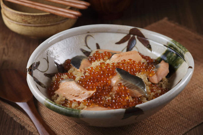 米饭,无人,餐厅,横图,俯视,室内,特写,白天,烹饪,餐桌,筷子,桌子,餐具,许多,肉,鱼卵,鱼肉,日本料理,料理,食品,饭,鱼籽,文化,传统,菜肴,美食,肉类,食物,红色,陶制品,垫子,碗,日式料理,日式,佳肴,餐台,礼节,礼仪,肉食,进餐用具,烹调用具,彩图,高角度拍摄,餐馆,饭店,饭馆