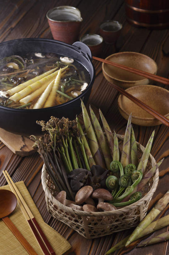 清酒,无人,竖图,俯视,室内,特写,白天,烹饪,筷子,杯子,餐具,篮子,勺子,菌菇,蘑菇,竹笋,汤,日本料理,料理,食品,蕨菜,菌类,汤锅,文化,传统,锅,木耳,菜肴,美食,酒,食物,酒杯,垫子,调羹,汤匙,日式料理,日式,食用菌,佳肴,竹编,清酒杯,礼节,蕨类,礼仪,进餐用具,烹调用具,彩图,高角度拍摄