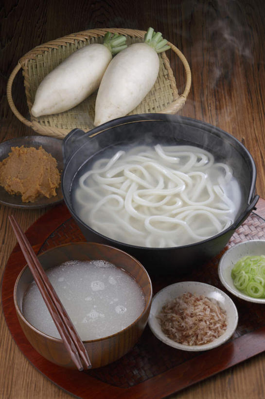 无人,竖图,俯视,室内,特写,白天,烹饪,筷子,萝卜,白萝卜,蔬菜,餐具,切碎,新鲜,碟子,盘,葱,青葱,汤,日本料理,料理,食品,筷架,调味品,调味料,筷枕,竹扁,文化,传统,菜肴,美食,食物,白色,盘子,碟,碗,日式料理,日式,乌冬面,佳肴,有机食品,绿色食品,竹编,礼节,筷子架,虾米,礼仪,进餐用具,烹调用具,莱菔,彩图,高角度拍摄