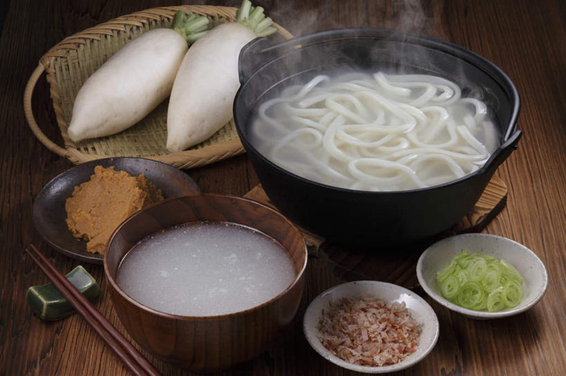 无人,横图,俯视,室内,特写,白天,烹饪,筷子,萝卜,白萝卜,蔬菜,餐具,切碎,新鲜,碟子,盘,葱,青葱,汤,日本料理,料理,食品,筷架,调味品,调味料,筷枕,竹扁,文化,传统,菜肴,美食,食物,白色,盘子,碟,碗,日式料理,日式,乌冬面,佳肴,有机食品,绿色食品,竹编,礼节,筷子架,虾米,礼仪,进餐用具,烹调用具,莱菔,彩图,高角度拍摄