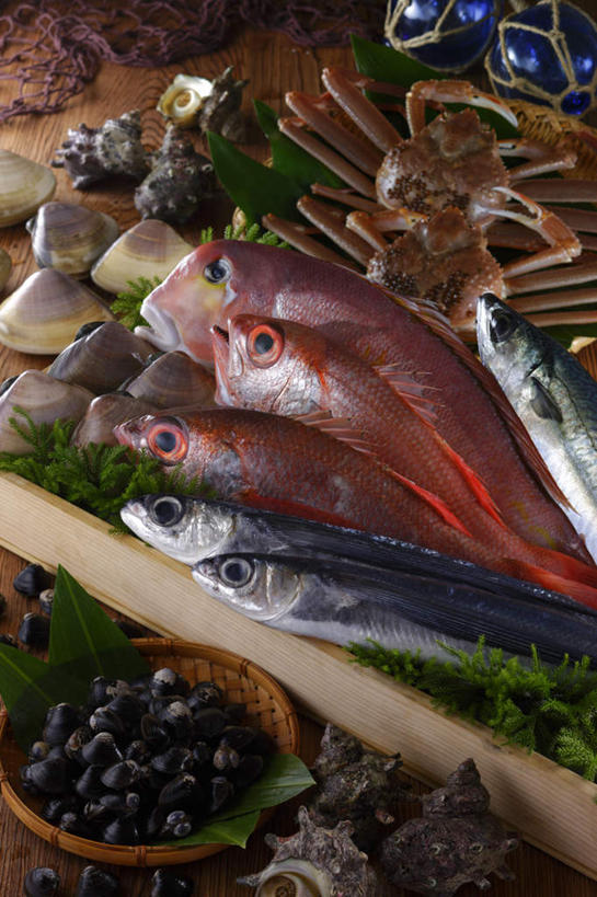 海鲜,蟹,无人,餐厅,竖图,俯视,室内,特写,白天,烹饪,餐桌,桌子,贝壳,叶子,皇后蟹,螃蟹,鱼,日本料理,料理,食品,绿叶,水产,菜肴,美食,食物,日式料理,日式,嫩叶,浮标,佳肴,渔网,餐台,渔具,海鲷,皮匠蟹,雪蟹,抓捕,海产品,捕捞,鱼网,螺蛳,田螺,鳕鱼,拉网,捕捞工具,箬叶,芦苇叶,叶,叶片,贝类外壳,海螺壳,软体动物外壳,彩图,高角度拍摄,餐馆,饭店,饭馆