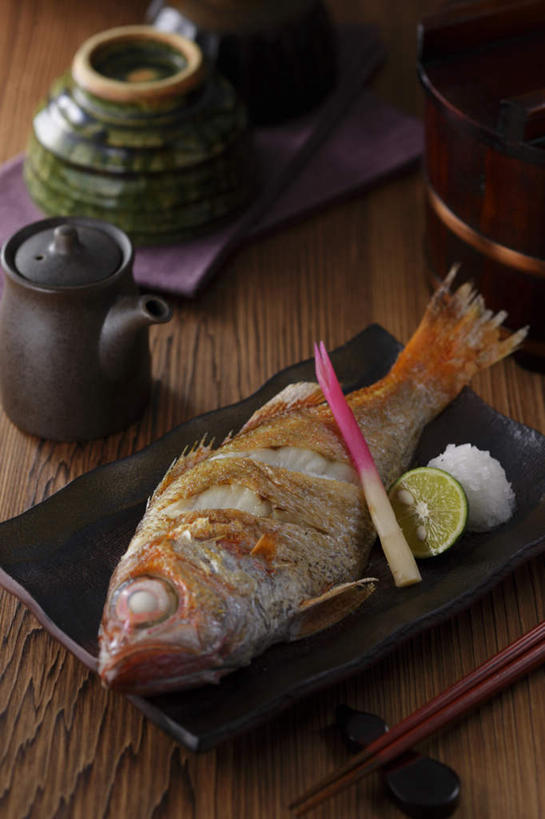 海鲜,无人,餐厅,竖图,俯视,室内,特写,白天,烹饪,餐桌,筷子,桌子,餐具,碟子,盘,酱料,酱汁,日本料理,料理,食品,调味品,鲷鱼,调味料,文化,传统,水产,菜肴,美食,食物,盘子,碟,碗,日式料理,日式,佳肴,餐台,礼节,鲷,海鲷,加吉鱼,铜盆鱼,海产品,礼仪,班加吉,加真鲷,进餐用具,烹调用具,彩图,高角度拍摄,餐馆,饭店,饭馆