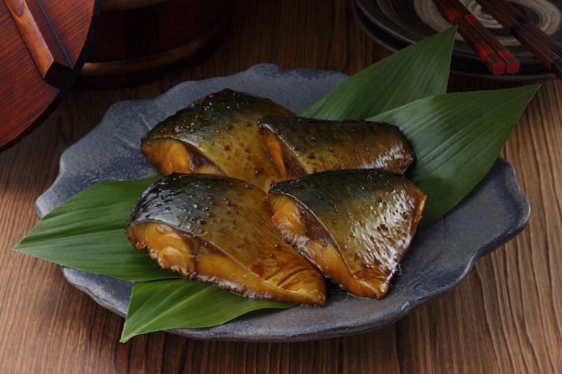 无人,餐厅,横图,俯视,室内,特写,白天,烹饪,餐桌,桌子,餐具,叶子,碟子,盘,酱料,酱汁,肉,鱼肉,日本料理,料理,食品,绿叶,菜肴,美食,肉类,食物,排列,盘子,碟,日式料理,日式,嫩叶,四块,佳肴,餐台,队列,鱼块,肉食,箬叶,芦苇叶,叶,叶片,彩图,高角度拍摄,餐馆,饭店,饭馆