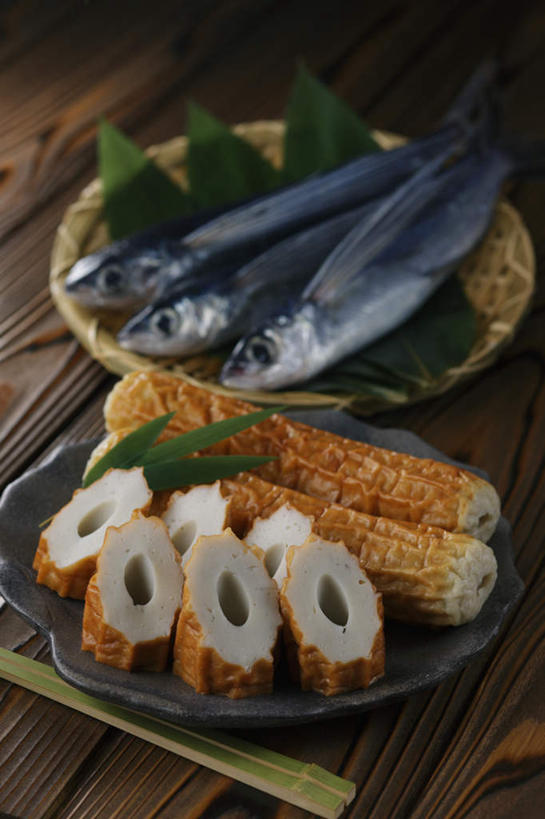 无人,餐厅,竖图,俯视,室内,特写,白天,烹饪,餐桌,筷子,桌子,餐具,叶子,许多,切开,装饰,鱼,碟子,盘,日本料理,料理,食品,绿叶,文化,传统,菜肴,美食,食物,盘子,碟,日式料理,切,日式,嫩叶,佳肴,餐台,礼节,礼仪,剖面,鳕鱼,鱼竹轮,切面,箬叶,芦苇叶,鱼卷,叶,叶片,进餐用具,烹调用具,彩图,高角度拍摄,餐馆,饭店,饭馆