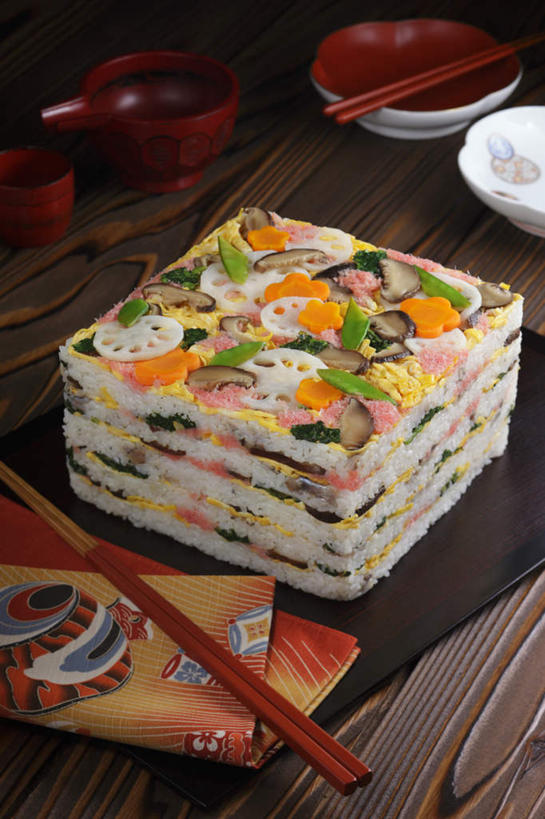 米饭,寿司,无人,餐厅,竖图,俯视,室内,特写,白天,烹饪,餐桌,筷子,桌子,扁豆,萝卜,胡萝卜,蔬菜,餐具,一排,新鲜,整齐,碟子,盘,花菜,花椰菜,菌菇,蘑菇,西兰花,蛋皮,肉,日本料理,料理,食品,饭,菌类,文化,传统,藕,菜肴,美食,肉类,食物,排列,盘子,碟,碗,日式料理,日式,食用菌,佳肴,有机食品,绿色食品,餐台,堆,礼节,队列,醋饭,礼仪,肉食,握寿司,押寿司,四喜饭,进餐用具,烹调用具,红萝卜,甘荀,彩图,高角度拍摄,餐馆,饭店,饭馆