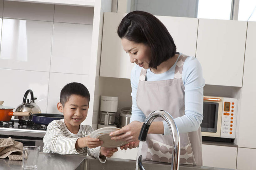 东方人,儿童,两个人,家庭,母亲,儿子,站,横图,室内,白天,正面,纯洁,厨房,柜子,餐具,亚洲,握,碟子,盘,水龙头,围裙,水池,拿,拿着,注视,黄种人,锅,小孩,盘子,橱柜,碟,毛巾,观察,看,站着,温暖,温馨,母子,一家人,可爱,母爱,童年,童趣,擦拭,握着,观看,和睦,察看,关注,童真,烂漫,无邪,液化气,天真,男孩,男人,男性,年轻女性,女人,女性,亚洲人,孩子,站立,半身,彩图,灶间,融洽,男生,料理台