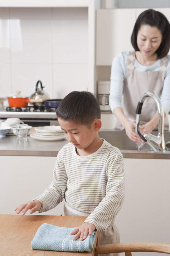 东方人,儿童,两个人,家庭,母亲,儿子,站,竖图,室内,白天,正面,纯洁,餐桌,厨房,柜子,桌子,椅子,亚洲,握,水龙头,围裙,木椅,水池,拿,拿着,注视,黄种人,抹布,锅,小孩,橱柜,毛巾,观察,看,站着,温暖,温馨,母子,一家人,可爱,母爱,童年,童趣,擦拭,握着,餐台,观看,和睦,察看,关注,童真,烂漫,无邪,液化气,天真,男孩,男人,男性,年轻女性,女人,女性,亚洲人,孩子,站立,半身,彩图,灶间,融洽,男生,料理台