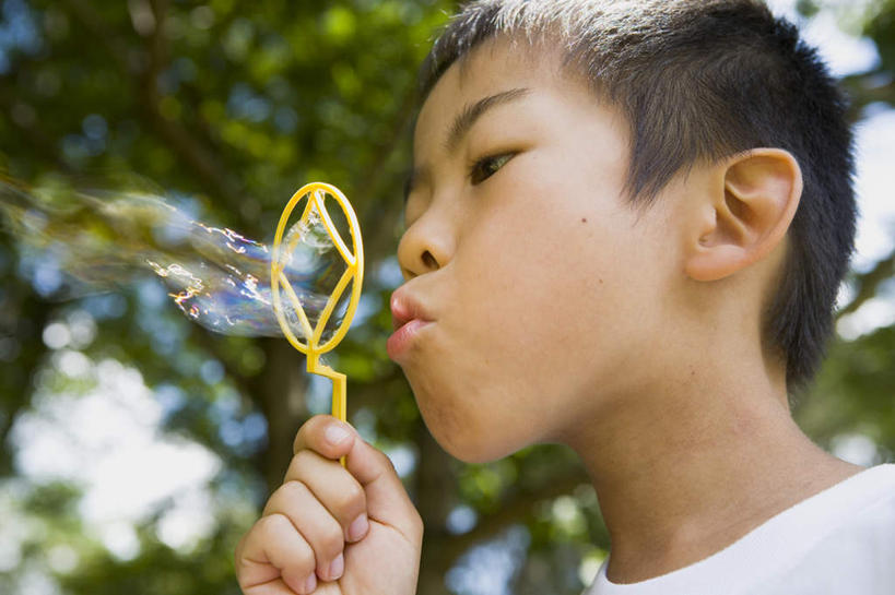 东方人,儿童,一个人,站,横图,室外,特写,白天,仰视,纯洁,植物,亚洲,仅一个男性,仅一个人,握,朦胧,模糊,拿,拿着,注视,休闲装,黄种人,吹泡泡,树,树木,小孩,蓝色,绿色,蓝天,天空,自然,泡泡,天,观察,看,站着,仅一个小孩,休闲,休闲服,可爱,童年,童趣,握着,生长,成长,观看,察看,关注,泡泡机,童真,烂漫,无邪,天真,男孩,男人,男性,亚洲人,孩子,站立,半身,彩图,低角度拍摄,男生
