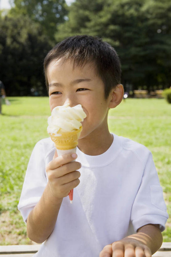 东方人,儿童,一个人,站,笑,微笑,露齿笑,竖图,室外,白天,正面,纯洁,草地,草坪,植物,亚洲,仅一个男性,仅一个人,握,拿,拿着,注视,休闲装,黄种人,草,树,树木,小孩,绿色,自然,冷饮,观察,看,站着,仅一个小孩,休闲,休闲服,冰淇淋,可爱,童年,童趣,握着,生长,甜筒,成长,观看,察看,关注,童真,烂漫,无邪,天真,男孩,男人,男性,亚洲人,孩子,站立,半身,彩图,男生