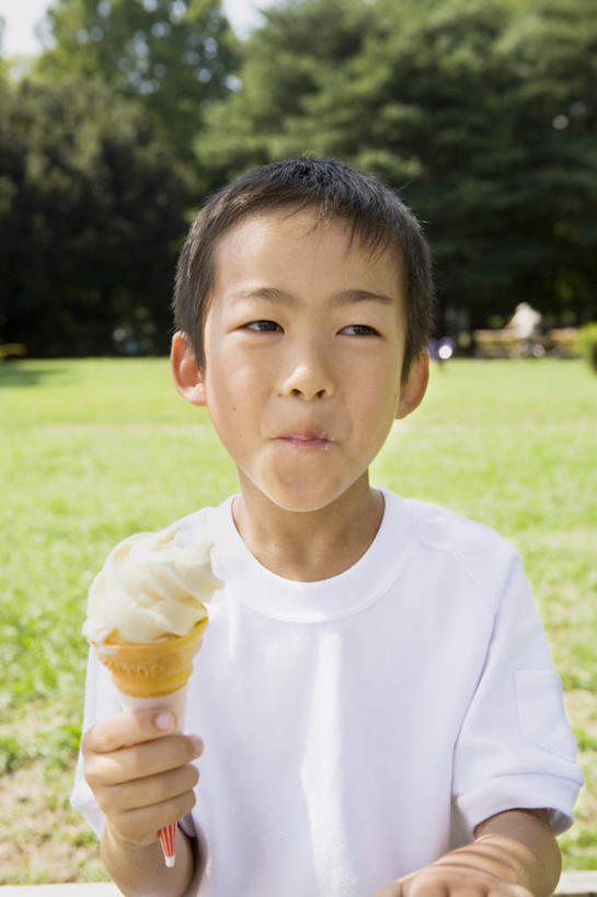 东方人,儿童,一个人,站,笑,微笑,露齿笑,竖图,室外,白天,正面,纯洁,草地,草坪,植物,亚洲,仅一个男性,仅一个人,握,拿,拿着,注视,休闲装,黄种人,草,树,树木,小孩,绿色,自然,冷饮,观察,看,站着,仅一个小孩,休闲,休闲服,冰淇淋,可爱,童年,童趣,握着,生长,甜筒,成长,观看,察看,关注,童真,烂漫,无邪,天真,男孩,男人,男性,亚洲人,孩子,站立,半身,彩图,男生