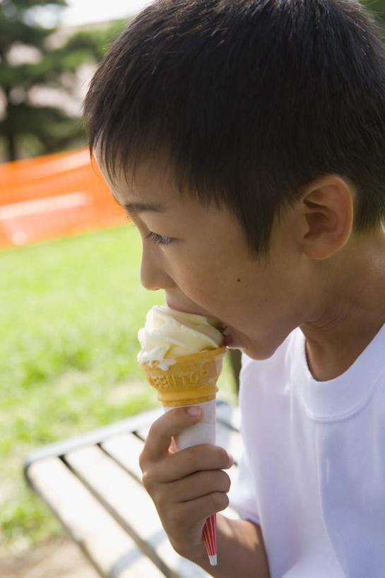 东方人,儿童,一个人,站,笑,微笑,露齿笑,竖图,室外,白天,正面,纯洁,草地,草坪,植物,椅子,亚洲,仅一个男性,仅一个人,握,木椅,拿,拿着,注视,休闲装,黄种人,草,树,树木,小孩,绿色,自然,冷饮,观察,看,站着,仅一个小孩,休闲,休闲服,冰淇淋,可爱,童年,童趣,握着,生长,甜筒,成长,观看,察看,关注,童真,烂漫,无邪,天真,男孩,男人,男性,亚洲人,孩子,站立,半身,彩图,男生