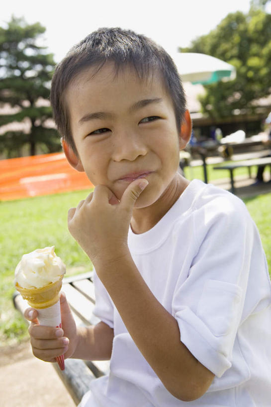 东方人,儿童,一个人,站,笑,微笑,露齿笑,竖图,室外,白天,正面,纯洁,草地,草坪,植物,椅子,亚洲,仅一个男性,仅一个人,握,木椅,拿,拿着,注视,休闲装,黄种人,草,树,树木,小孩,绿色,自然,冷饮,观察,看,站着,仅一个小孩,休闲,休闲服,冰淇淋,可爱,童年,童趣,舔,握着,生长,甜筒,成长,观看,察看,关注,童真,烂漫,无邪,天真,男孩,男人,男性,亚洲人,孩子,站立,半身,彩图,男生