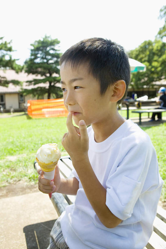 东方人,儿童,一个人,站,笑,微笑,露齿笑,竖图,室外,白天,正面,纯洁,草地,草坪,植物,椅子,亚洲,仅一个男性,仅一个人,握,木椅,拿,拿着,注视,休闲装,黄种人,草,树,树木,小孩,绿色,自然,冷饮,观察,看,站着,仅一个小孩,休闲,休闲服,冰淇淋,可爱,童年,童趣,舔,握着,生长,甜筒,成长,观看,察看,关注,童真,烂漫,无邪,天真,男孩,男人,男性,亚洲人,孩子,站立,半身,彩图,男生