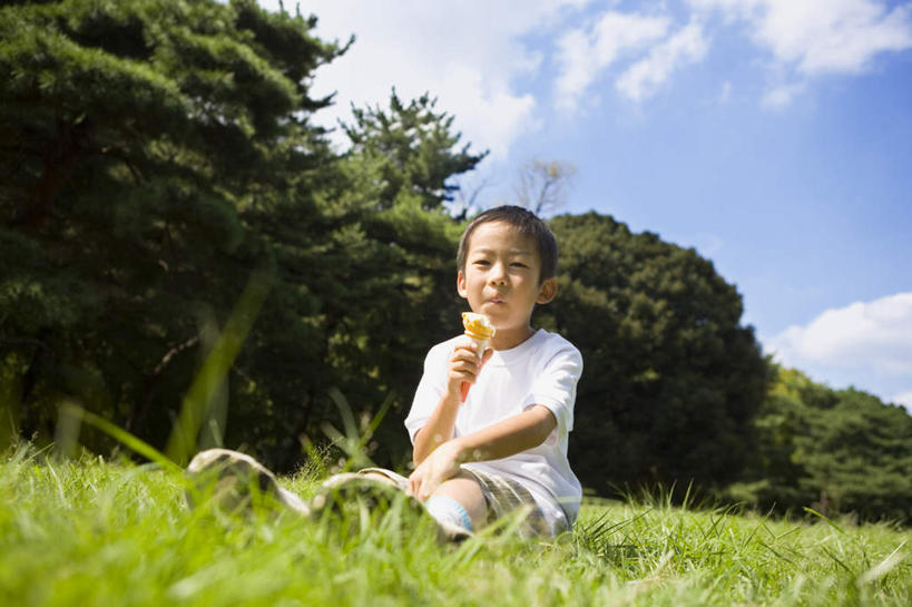 东方人,儿童,一个人,坐,笑,微笑,露齿笑,横图,室外,白天,仰视,纯洁,草地,草坪,植物,亚洲,仅一个男性,仅一个人,握,云,云朵,拿,云彩,拿着,注视,休闲装,黄种人,草,树,树木,小孩,蓝色,绿色,白云,蓝天,天空,自然,冷饮,天,观察,看,仅一个小孩,休闲,休闲服,冰淇淋,可爱,童年,童趣,握着,生长,甜筒,成长,观看,察看,关注,童真,烂漫,无邪,天真,男孩,男人,男性,亚洲人,孩子,坐着,彩图,低角度拍摄,全身,男生