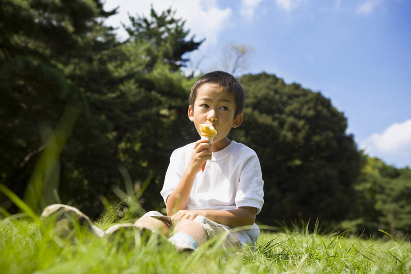 东方人,儿童,一个人,坐,笑,微笑,露齿笑,横图,室外,白天,仰视,纯洁,草地,草坪,植物,亚洲,仅一个男性,仅一个人,握,云,云朵,拿,云彩,拿着,注视,休闲装,黄种人,草,树,树木,小孩,蓝色,绿色,白云,蓝天,天空,自然,冷饮,天,观察,看,仅一个小孩,休闲,休闲服,冰淇淋,可爱,童年,童趣,握着,生长,甜筒,成长,观看,察看,关注,童真,烂漫,无邪,天真,男孩,男人,男性,亚洲人,孩子,坐着,彩图,低角度拍摄,全身,男生
