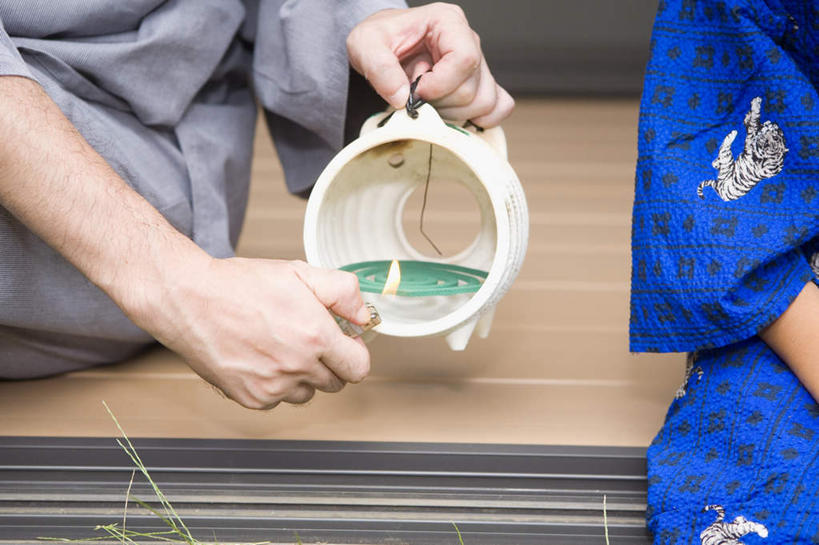 东方人,儿童,手,两个人,父亲,儿子,坐,横图,室外,白天,正面,民族服装,纯洁,火,日本,亚洲,握,和服,点,火焰,蚊香,蚊香猪,拿,拿着,注视,黄种人,小孩,点燃,观察,看,父子,手部,打火机,父爱,可爱,童年,童趣,握着,服饰,观看,察看,关注,童真,东亚,烂漫,无邪,吴服,唐草,唐花,唐锦,日本国,天真,男孩,男人,男性,年轻男性,亚洲人,孩子,坐着,半身,彩图,传统服装,民俗服,男生