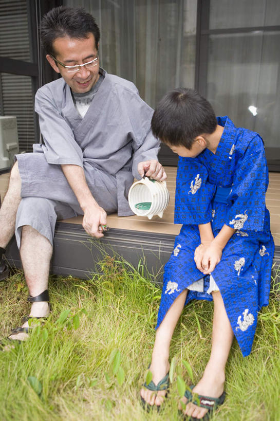 东方人,儿童,手,两个人,父亲,儿子,坐,竖图,室外,白天,正面,民族服装,纯洁,火,日本,亚洲,戴,握,和服,点,火焰,蚊香,蚊香猪,眼镜,拿,拿着,注视,黄种人,木屐,小孩,点燃,观察,看,父子,手部,打火机,父爱,可爱,童年,童趣,握着,服饰,观看,察看,关注,近视眼镜,童真,东亚,烂漫,无邪,吴服,唐草,唐花,唐锦,日本国,天真,男孩,男人,男性,年轻男性,亚洲人,孩子,坐着,彩图,全身,传统服装,民俗服,男生
