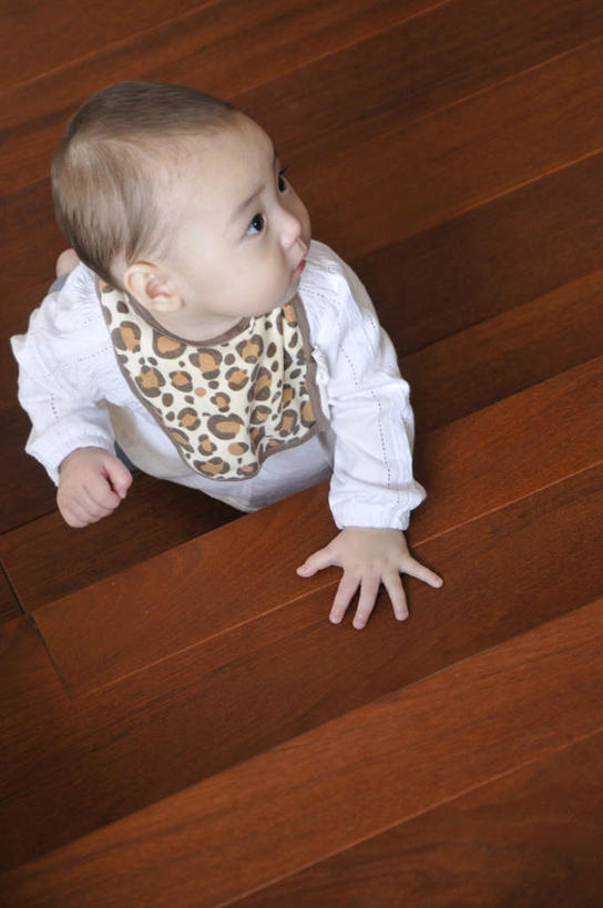 东方人,婴儿,儿童,一个人,竖图,俯视,室内,白天,婴儿服装,纯洁,楼梯,亚洲,仅一个人,阶梯,注视,黄种人,台阶,小孩,红色,扶,观察,看,爬,可爱,活泼,观看,察看,关注,宝宝,纯真,烂漫,无邪,伶俐,天真,亚洲人,孩子,攀爬,半身,彩图,高角度拍摄,婴儿服,襁褓