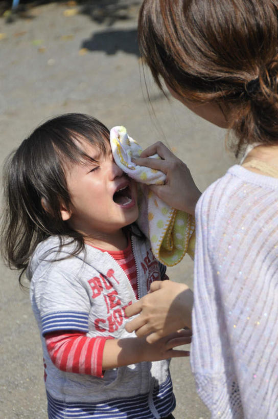 东方人,儿童,两个人,母亲,女儿,站,哭,竖图,俯视,室外,白天,纯洁,亚洲,握,阴影,光线,影子,地面,拿,拿着,注视,休闲装,黄种人,小孩,阳光,毛巾,观察,看,站着,休闲,母女,休闲服,可爱,母爱,童年,童趣,擦拭,握着,观看,察看,关注,童真,烂漫,无邪,天真,年轻女性,女孩,女人,女性,亚洲人,孩子,站立,半身,彩图,高角度拍摄,哭泣,哭啼,女生