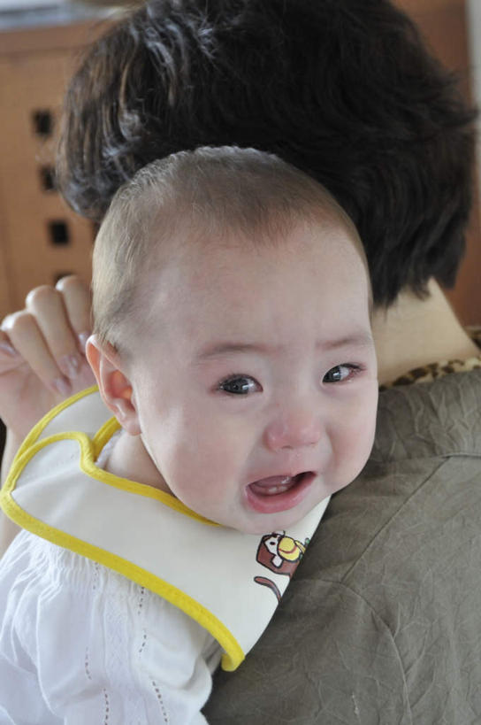 东方人,婴儿,儿童,两个人,家庭,站,抱,哭,竖图,室内,白天,正面,纯洁,柜子,亚洲,注视,黄种人,小孩,橱柜,观察,看,站着,温暖,温馨,一家人,可爱,童年,童趣,活泼,抱着,观看,和睦,察看,搂着,关注,宝宝,童真,纯真,烂漫,无邪,伶俐,天真,男人,男性,年轻男性,亚洲人,孩子,搂,搂抱,站立,半身,彩图,哭泣,哭啼,融洽