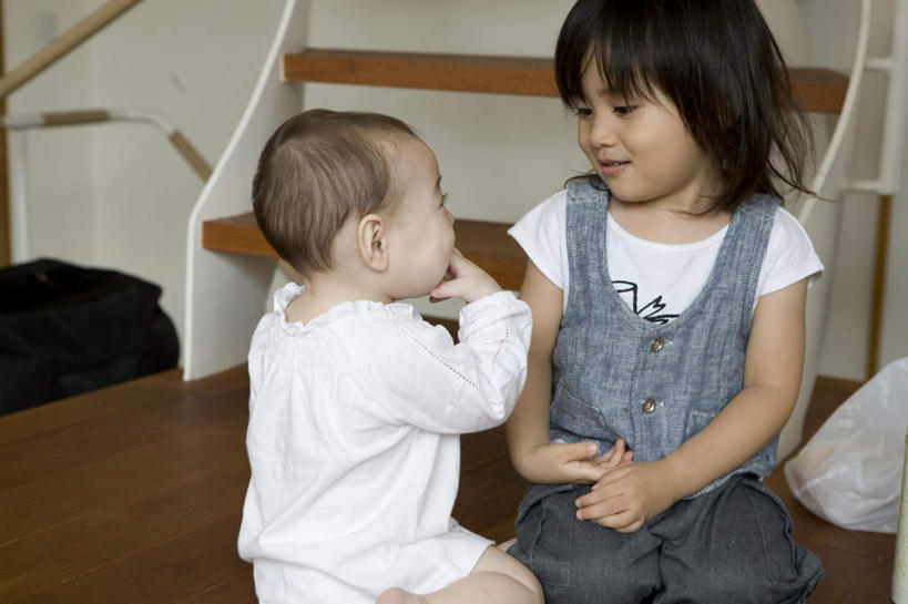 东方人,婴儿,儿童,两个人,家庭,跪,横图,室内,白天,正面,纯洁,地板,亚洲,墙,地面,休闲装,黄种人,木地板,墙壁,墙面,小孩,休闲,温暖,温馨,姐弟,一家人,休闲服,可爱,童年,童趣,活泼,和睦,宝宝,童真,纯真,烂漫,无邪,伶俐,天真,女孩,女人,女性,亚洲人,孩子,跪着,半身,彩图,融洽,女生