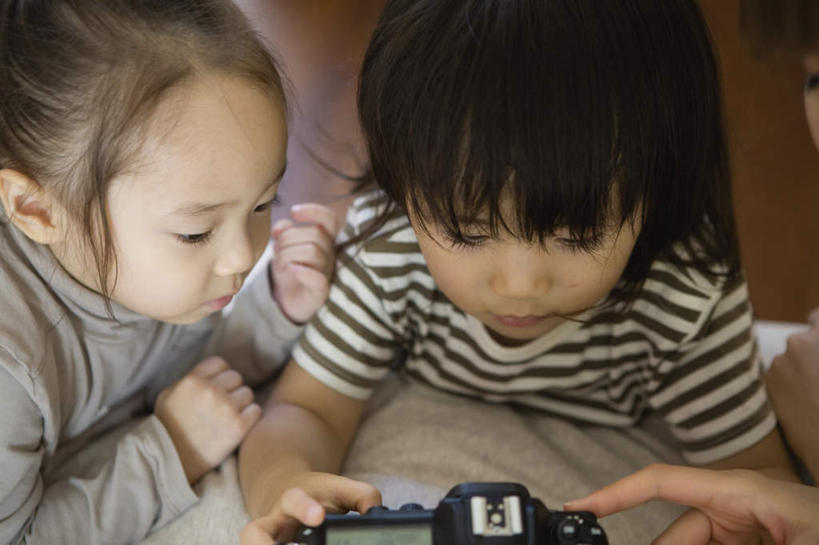 东方人,儿童,三个人,母亲,女儿,横图,俯视,室内,特写,白天,游戏,纯洁,亚洲,握,拿,玩,拿着,注视,休闲装,黄种人,娱乐,小孩,看,趴着,休闲,母女,休闲服,可爱,母爱,童年,童趣,握着,游戏机,童真,烂漫,无邪,天真,年轻女性,女孩,女人,女性,亚洲人,孩子,趴,玩耍,嬉戏,半身,彩图,高角度拍摄,女生