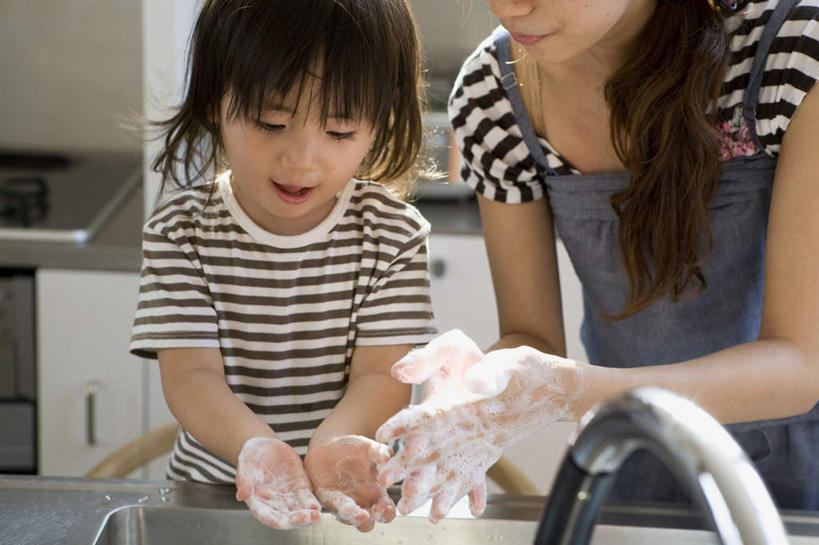 东方人,儿童,两个人,家庭,母亲,儿子,站,横图,室内,白天,正面,纯洁,厨房,柜子,亚洲,握,电器,泡沫,水龙头,水池,拿,拿着,休闲装,黄种人,洗手,小孩,橱柜,站着,张嘴,休闲,温暖,温馨,母子,一家人,休闲服,可爱,母爱,童年,童趣,握着,微波炉,和睦,张大嘴巴,童真,烂漫,无邪,天真,男孩,男人,男性,年轻女性,女人,女性,亚洲人,孩子,张开嘴,清洗,站立,半身,彩图,灶间,融洽,男生