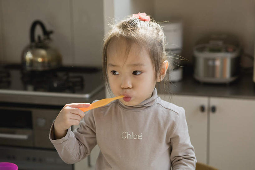 东方人,儿童,一个人,站,横图,室内,白天,正面,纯洁,柜子,厨具,亚洲,仅一个女性,仅一个人,握,牙刷,拿,拿着,休闲装,黄种人,刷牙,锅,水壶,小孩,橱柜,站着,仅一个小孩,休闲,休闲服,可爱,童年,童趣,握着,童真,烂漫,无邪,液化气,天真,女孩,女人,女性,亚洲人,孩子,储藏用具,进餐用具,烹调用具,洗涤用具,站立,半身,彩图,女生,调理用具