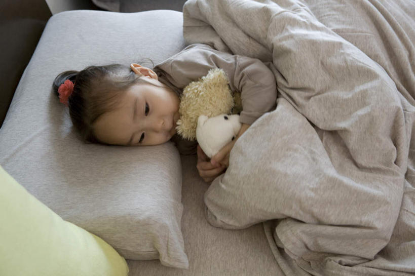 东方人,儿童,一个人,躺,睡,横图,俯视,室内,白天,纯洁,床,卧室,玩具,亚洲,仅一个女性,仅一个人,床单,黄种人,被子,小孩,白色,仅一个小孩,可爱,童年,童趣,单人床,被单,洋娃娃,童真,烂漫,无邪,卧着,天真,女孩,女人,女性,亚洲人,孩子,困,困觉,寝息,睡觉,躺着,卧,半身,彩图,高角度拍摄,睡房,卧房,女生