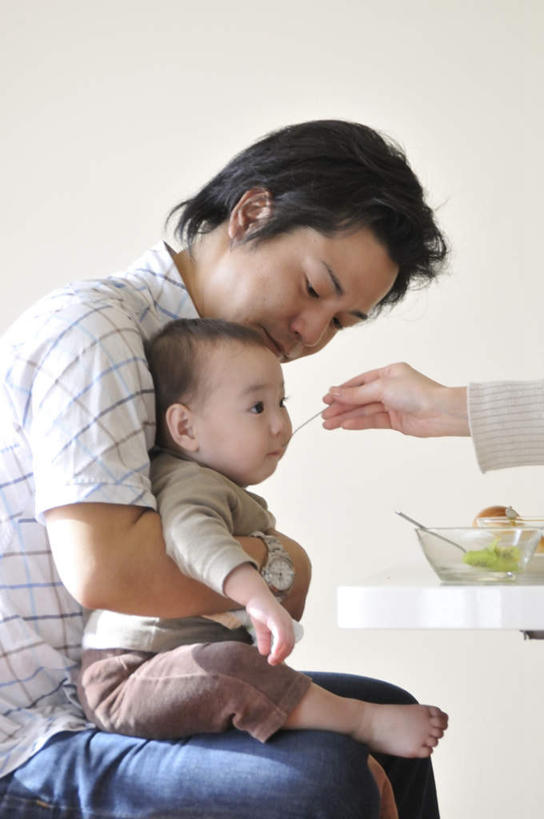 东方人,婴儿,儿童,三个人,家庭,客厅,坐,抱,竖图,室内,白天,侧面,纯洁,亚洲,喂食,握,手表,墙,拿,拿着,休闲装,黄种人,墙壁,墙面,食物,小孩,休闲,温暖,温馨,三口之家,一家人,休闲服,表,可爱,握着,活泼,抱着,腕表,和睦,起居室,搂着,宝宝,纯真,烂漫,无邪,伶俐,天真,男人,男性,年轻男性,年轻女性,女人,女性,亚洲人,孩子,搂,搂抱,坐着,半身,彩图,融洽