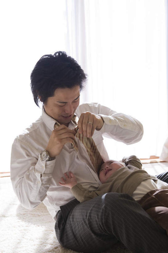 东方人,婴儿,儿童,两个人,家庭,父亲,儿子,坐,抱,竖图,室内,白天,正面,衬衫,纯洁,窗户,亚洲,阴影,光线,影子,领带,黄种人,玻璃窗,小孩,阳光,温暖,温馨,父子,一家人,父爱,可爱,苦恼,活泼,抱着,烦恼,和睦,搂着,宝宝,纯真,烂漫,无邪,伶俐,天真,男人,男性,年轻男性,亚洲人,孩子,搂,搂抱,坐着,半身,彩图,衬衣,融洽