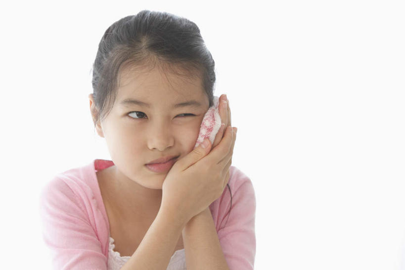 东方人,儿童,手,一个人,闭眼,摸,横图,室内,白天,正面,纯洁,亚洲,仅一个女性,仅一个人,撑,抚摸,握,拿,拿着,托腮,黄种人,小孩,托,仅一个小孩,手部,可爱,童年,童趣,握着,冰袋,托下巴,童真,烂漫,无邪,天真,女孩,女人,女性,亚洲人,孩子,闭眼睛,闭着眼,闭着眼睛,触摸,接触,半身,彩图,女生