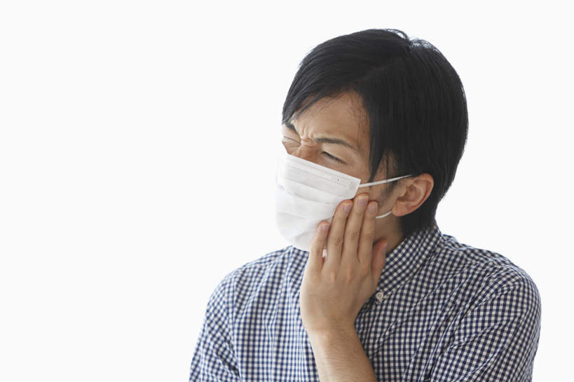东方人,一个人,闭眼,横图,室内,白天,白色背景,正面,衬衫,亚洲,仅一个男性,仅一个人,戴,黄种人,仅一个年轻男性,口罩,按,疼痛,捂,摄影,影棚,男人,男性,年轻男性,亚洲人,闭眼睛,闭着眼,闭着眼睛,半身,彩图,影棚拍摄,衬衣,拍摄,捂着