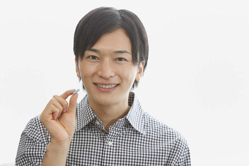 东方人,一个人,笑,捏,微笑,露齿笑,横图,室内,白天,白色背景,正面,衬衫,亚洲,仅一个男性,仅一个人,握,药丸,拿,捏着,拿着,黄种人,仅一个年轻男性,药品,握着,摄影,影棚,男人,男性,年轻男性,亚洲人,半身,彩图,影棚拍摄,衬衣,拍摄