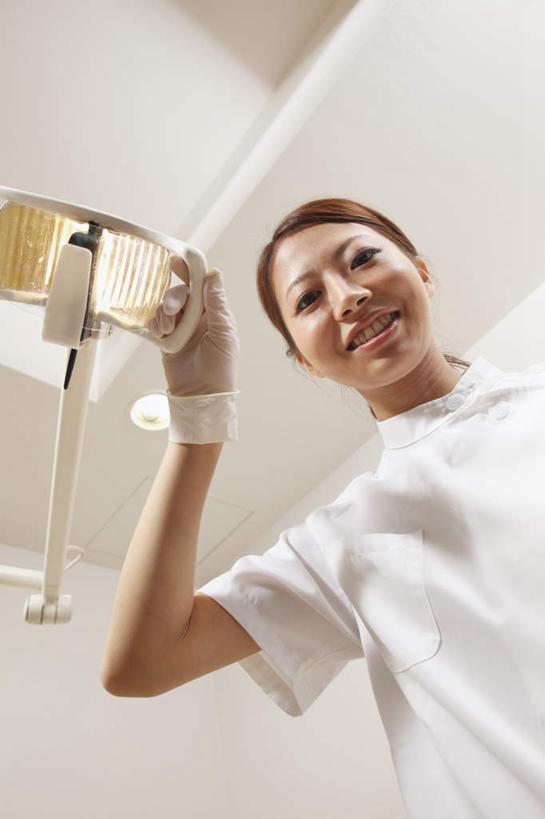 东方人,一个人,医生,牙科医生,医院,站,笑,微笑,露齿笑,竖图,室内,白天,仰视,亚洲,仅一个年轻女性,仅一个女性,仅一个人,戴,握,屋顶,拿,顶棚,拿着,黄种人,手套,站着,医护人员,医疗人员,护士服,握着,橡胶手套,医疗机构,医用手套,年轻女性,女人,女性,亚洲人,大夫,牙医,站立,半身,彩图,低角度拍摄,病院,诊所