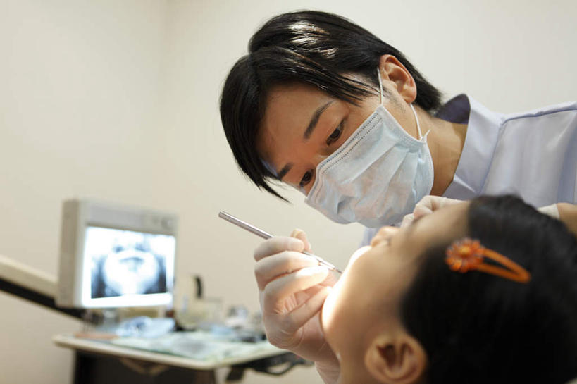 东方人,两个人,医生,病人,牙科医生,站,横图,室内,白天,正面,亚洲,检查,工具,灯光,拿,拿着,黄种人,灯,红色,口罩,站着,医护人员,医疗人员,牙科设备,发卡,男性,年轻男性,年轻女性,女性,亚洲人,大夫,患者,就医者,牙医,站立,半身,彩图