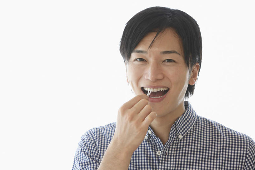 东方人,头发,一个人,站,笑,微笑,露齿笑,横图,室内,白天,白色背景,正面,亚洲,仅一个男性,仅一个人,握,拿,拿着,休闲装,黄种人,仅一个年轻男性,黑色,站着,张嘴,休闲服,牙线,握着,摄影,影棚,张大嘴巴,男人,男性,年轻男性,亚洲人,张开嘴,站立,半身,彩图,影棚拍摄,拍摄,短发