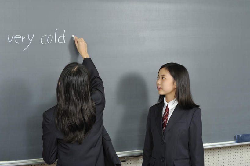 东方人,背部,头发,两个人,学生,学校,站,横图,室内,白天,正面,制服,亚洲,写,阴影,英文,标志,文字,影子,字符,字母,黄种人,标识,校园,背面,黑色,粉笔,黑板擦,黑板,看,站着,教室,校服,看着,年轻女性,女人,女性,亚洲人,长发,站立,半身,彩图