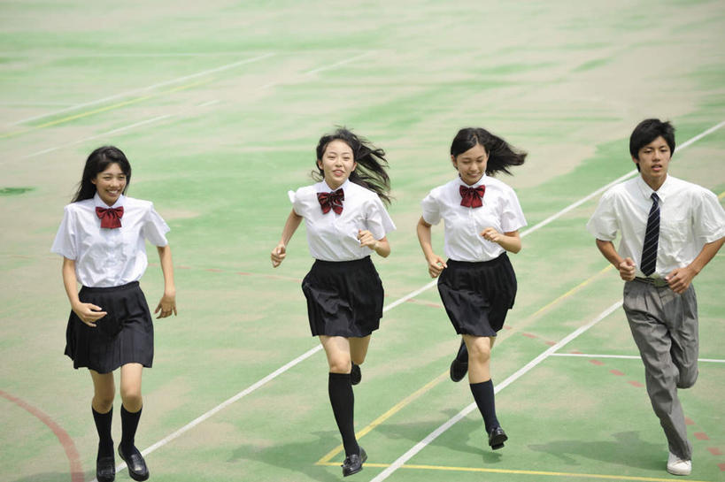 东方人,拳,头发,四个人,学生,操场,跑,笑,微笑,露齿笑,横图,室外,白天,正面,衬衫,制服,锻炼,快乐,比赛,运动,竞争,亚洲,领带,长裤,黄种人,娱乐,黑色,握拳,休闲,短袖,校服,短裙,体育运动,体育,男人,男性,年轻男性,年轻女性,女人,女性,亚洲人,拳头,跑步,彩图,全身,衬衣,健身