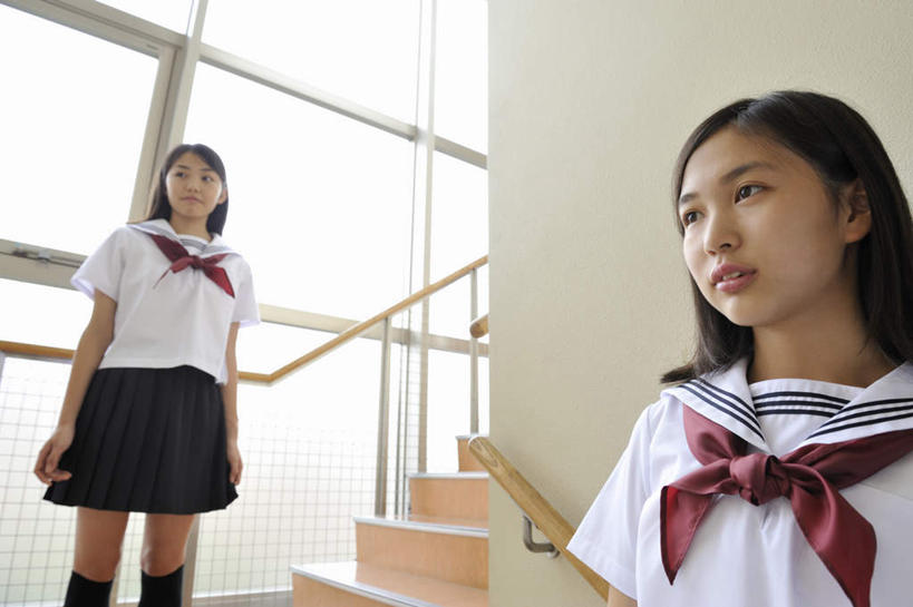 东方人,嘴,头发,两个人,学生,栏杆,站,横图,室内,白天,正面,制服,窗户,楼梯,亚洲,扶手,阶梯,远望,黄种人,护栏,玻璃窗,台阶,黑色,站着,短袖,校服,短裙,年轻女性,女人,女性,亚洲人,长发,嘴巴,站立,半身,彩图