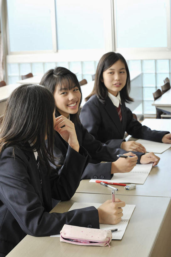 东方人,鼻子,手,头发,三个人,学生,学校,坐,笑,摸,说,微笑,露齿笑,竖图,室内,白天,正面,制服,窗户,桌子,书籍,椅子,亚洲,一排,抚摸,握,笔,木椅,拿,拿着,黄种人,书桌,校园,玻璃窗,黑色,笔袋,课桌,铅笔,教室,校服,握着,交流,年轻女性,女人,女性,亚洲人,长发,书,图书,触摸,沟通,讲话,交谈,接触,说话,谈话,坐着,半身,彩图