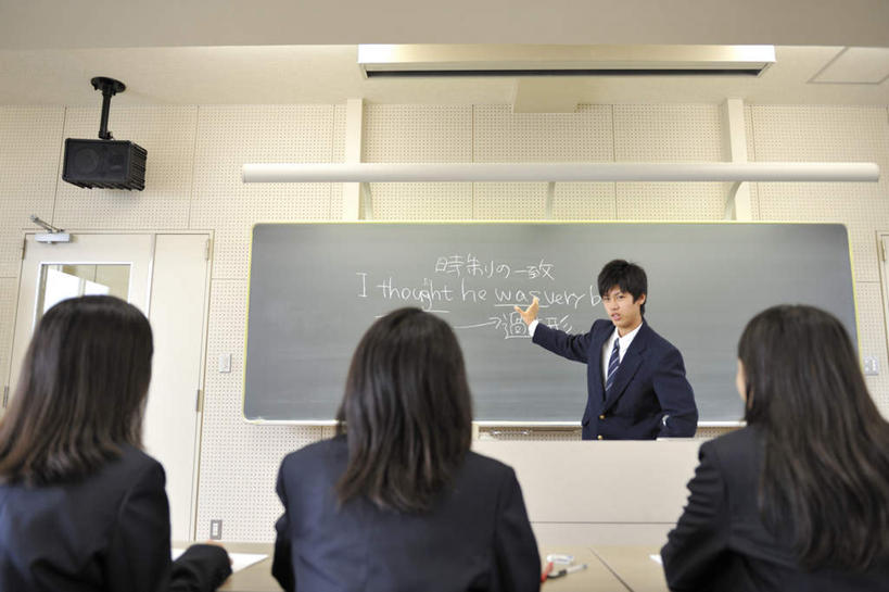 东方人,手,背部,头发,四个人,学校,站,坐,举,说,横图,室内,白天,正面,门,桌子,椅子,亚洲,日文,英文,笔,木椅,黄种人,书桌,校园,水笔,灯,黑色,讲台,课桌,黑板,门框,日光灯,站着,教室,广播,交流,男人,男性,年轻男性,年轻女性,女人,女性,亚洲人,长发,沟通,讲话,交谈,举着,说话,谈话,站立,坐着,半身,彩图,短发,男生,女生